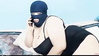 الشرموطه المربربه اتصلت علي  نيك مصري عشيقها يجي يفشخها عشان كسها حرقها قالها مش هعرف شغلت فيلم سكس و بتحك كسها