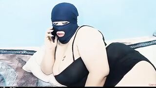 الشرموطه المربربه اتصلت علي  نيك مصري عشيقها يجي يفشخها عشان كسها حرقها قالها مش هعرف شغلت فيلم سكس و بتحك كسها