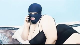 الشرموطه المربربه اتصلت علي  نيك مصري عشيقها يجي يفشخها عشان كسها حرقها قالها مش هعرف شغلت فيلم سكس و بتحك كسها