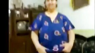 الشرموطه التونسيه المربربه راحت لعشيقها اول  نيك مصري ما دخلت خلعت العبايه و قعدت تحت رجلوا تبوس و تلحس في زبر وبضانوا
