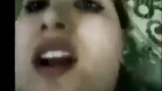 الشرموطه التونسيه المربربه راحت لعشيقها اول  نيك مصري ما دخلت خلعت العبايه و قعدت تحت رجلوا تبوس و تلحس في زبر وبضانوا