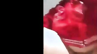 شرموطه الشرقيه المربربه قعده علي السرير رفعه الجلابيه  نيك مصري ومثبت الكاميرا قدام كسها الكبير و نزله دعك و بعبص