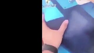 اللبوه سكس مصري  واقفه مع خطيبها في الشارع خلاتوا طلع بزازها الكبيره من البراء و عمال يعصر فيهم وهي بتصور نفسها
