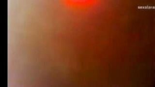 الشرموطه كانت وخده جنب مني وعامله زعلانه اول  سكس مصري ما شافت زبري واقف عليها نزلت علي ركبها فضلت تمص وتلحس فيه مسكتها فشختها