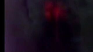 الشرموطه كانت وخده جنب مني وعامله زعلانه اول  سكس مصري ما شافت زبري واقف عليها نزلت علي ركبها فضلت تمص وتلحس فيه مسكتها فشختها