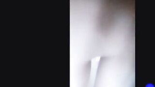 المموس دينا بتكلم  عشيقها فيديو كووول  سكس مصري وهي مسكه حلمة بزازها عماله تعصر فيها المموس هرت كسها الهايج دعك وعماله تنزل مايه