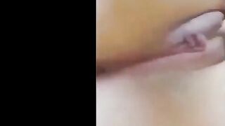 القحبه السعوديه الممحونه سكس مصري  بعت فيديو ل عشيقها و هي بتفرجوا علي كسها الممحون و بتقولوا احشرو كله انا بحب اتناك جامد