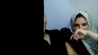 ايه الشرموطه راحت ل احمد صاحبها  سكس مصري و صورها فيديو بمزاجها وهي في حضنوا عمال يبوس فيها و يحسس علي بزازها وكسها