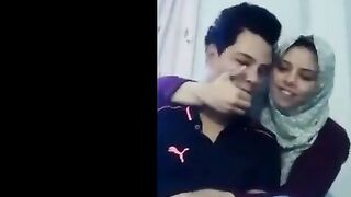 ايه الشرموطه راحت ل احمد صاحبها  سكس مصري و صورها فيديو بمزاجها وهي في حضنوا عمال يبوس فيها و يحسس علي بزازها وكسها