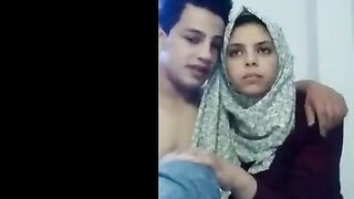 ايه الشرموطه راحت ل احمد صاحبها  سكس مصري و صورها فيديو بمزاجها وهي في حضنوا عمال يبوس فيها و يحسس علي بزازها وكسها