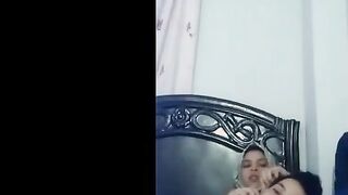 ايه الشرموطه راحت ل احمد صاحبها  سكس مصري و صورها فيديو بمزاجها وهي في حضنوا عمال يبوس فيها و يحسس علي بزازها وكسها