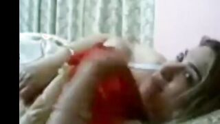 احلا سكس رومانسي ممكن تشوفوا في  سكس مصري حياتك حصري موقع شراميط العرب اللبوه لابسه قميص نوم احمرمسكها عشيقها فاشخه بوس و لحس في جسموا كله