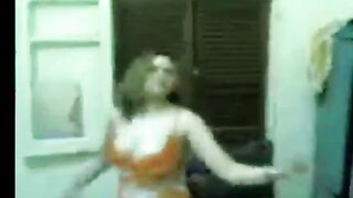 نرجس الممحونه لابسه سكس مصري  قميص نوم اورانج جامد وعماله ترقص شرقي ل حبيبها الفحل و بتغري بجسمها الجامد وعماله تتشرمط عليه