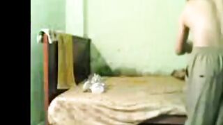 عم ممدوح الزبير جاب المموس مراته اخو الهايجه  سكس مصري مسكها علي السرير فشخ كسها الممحون نيك اللبوه لابسه قميص نوم اسود فاجر