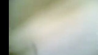 العنتيل الفحل  الصعيدي ماسك اللبوه مرات اخوها الهايجه  سكس مصري مركبها علي زبر و شغال رزع في كسها الهايج اللبوه عماله تتشرمط عليه