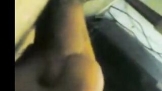 العنتيل الفحل  الصعيدي ماسك اللبوه مرات اخوها الهايجه  سكس مصري مركبها علي زبر و شغال رزع في كسها الهايج اللبوه عماله تتشرمط عليه