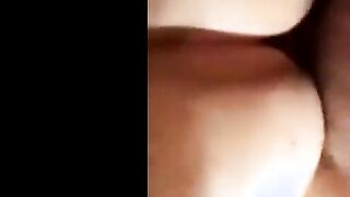 المموس الحيحانه ندي الهايجه مفلقس طيزها الكبيره  سكس مصري ل عشيقها الزبيرمسكها من وسطها في الوضع الفرنساوي فشخها نيك