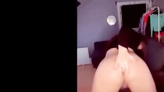 المتناكه ايه خلف عمله فيديو ز هي هايجه  سكس مصري و ممحونه نيك واقفه علي حرف الكنبه مفلقس طيزها و عماله تبعبص نفسها