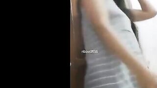 اللبوه الهايجه بتصور نفسها ل حبيبها وبتخلع تفرجوا علي  سكس مصري جسمها الملبن اخوها دخل عليها ذقت الباب وكملت الفيديو
