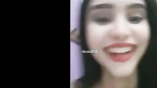 اللبوه الهايجه بتصور نفسها ل حبيبها وبتخلع تفرجوا علي  سكس مصري جسمها الملبن اخوها دخل عليها ذقت الباب وكملت الفيديو