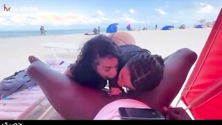 الشراميط قعدين علي الشاطئ هاجوا علي صاحبهم الزبير سكس مصري  قعدوا تحت رجلوا ونزلوا مص و لحس في زبر وبضانوا هايجين