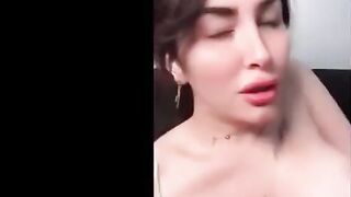 الشرموطه الممحونه  سكس مصري ميارا النوري قعده علي الكنبه هايجه اوي و بتكلم حبيبها بتقولوا في انتظارك كسي علي نار