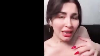 الشرموطه الممحونه  سكس مصري ميارا النوري قعده علي الكنبه هايجه اوي و بتكلم حبيبها بتقولوا في انتظارك كسي علي نار