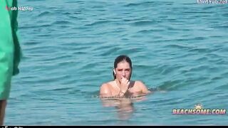 القحبه نتالي سكس مصري  الممحونه قعده علي الشاطئ التعري و بتعمل سكس جماعي مع الشباب الممحونه مفشوخه نيك خلفي و امامي