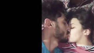 اللبوه هربت  سكس مصري من بيت اهلها و راحت قعدت مع عشيقها  في بيتوا والديوث بيصورها فيديو وهي في حضنوا و فشخها نيك