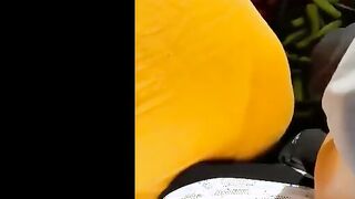 الجزء التاني  سكس مصري فريد الهايج بيلف ورا النسوان في السوق  و اللي تعجبوا يقف يفضل يحك زبر في طيزها لحد ما يجبهم