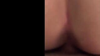 اللبوه رجعت  سكس مصري من المدرسه لاقيت اخوها قاعد علي الكنبه عمال يدعك في زبر رفعت الجيبه و قعدت علي زبر فشخت كسها نيك