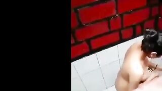 صورت اختي الهايجه وهي في الحمام عريانه ملط  سكس مصري و قعده في الحمام شغاله بعبص في طيزها ودعك في كسها الممحون