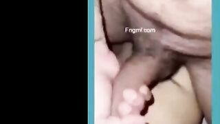 المموس القحبه نايمه علي ضهرها و حبيبها الزبير سكس مصري  راكب فوق صدرها وبيضرب عشره علي وشها و بزازها قحبه سودانيه