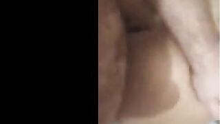 العنتيل السعودي استغل غياب سكس مصري  مراتو عن البيت ومسك الشغاله البنجاريه فشخ كسها و طيزها نيك عنيف لحد ماجبهم