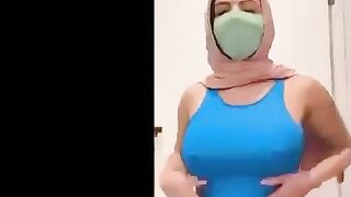 القحبه انجلينا انجل نجمة  سكس مصري موقع شراميط العرب القحبه فاتح لايف بترقص و الزبير العربي دخل عليها بيلعب في بزازها