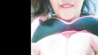 رشا الممحونه بتكلم حبيبها فيديو بتفرجوا علي جمال حلمة بزازها و هي  سكس مصري شغاله مص ولحس فيهم لبوة مصريه كسها شرقان