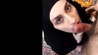 قحبتي الهايجه دخلت عليا من قبل ما تخلع العبايه قعدت علي ركبها نزلت مص ولحس  سكس مصري في زبر وبضاني مسكتها فشختها نيك