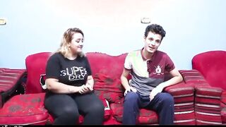 اللبوه مقعد اخوها الكفيف بتغفلوا و جايبه عشيقها يدلعها و يكيف كسها الشرقان  سكس مصري غفلوه ودخلوا الاوضه فشخها نيك