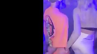 شرموطه اوكرانيا في الديسكو مع صاحبها بترقصلوا وعماله تتشرمط عليه و تحك طيزها سكس مصري  في زبر وهو واقف مش في دماغوا