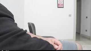 دخلت مزه مربربه سكس مصري  وانا قاعد مستني دوري في العياده طلعت زبري قدامها وفضلت العب فيه المموس عماله تفرك بطيزها علي الكرسي وطلبت مني تمسكوا