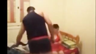 ابن عمي طلب  سكس مصري مني مفاتح الشقه حطتلوا كاميرا لاقيتوا جايب اخت مراته ومسكها بيلحس في جسمها كله و فشخها نيك