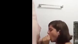 فاتن القحبه السعوديه قعده علي ركبها تحت  سكس مصري رجل حبيبها ونزله مص ولحس في زبر وبضانوا المموس بلعت زبر كله في بوقها