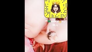 اللبوه ام كس شرقانه نايمه علي السرير  سكس مصري فشخ كسها الهايج بصباع السوسيس بدخلوا في كسها و طلعوا تلحسوا فشخ طيزها بزبر الصناعي