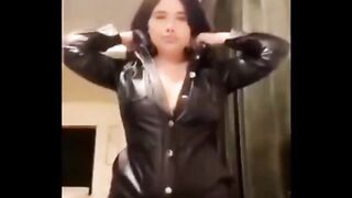 ندي القحبه الكويتيه الممحونه لابسه بدله سوداء جلد سكس مصري  جامده نيك مبين تفاصيل كسها المنفوخ اللبوه بتستعد عشان رايحه تتناك