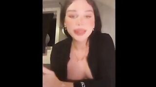 المموس الحيحانه ايه خلف القحبه فاتحه لايف  سكس شرمها نااار وقعده فشخ كسها الهايج نيك  بصوابعها لحد ما نزلت لبنها و لحستوا