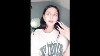 تجميع مقاطع ساخنه للقحبه سكس شرمها الممحونه ايه خلف المموس قعده طول اللايف تتكلم عن احلا ازبار متعة كسها و كيفتها