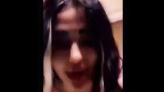 القحبه المغربيه الممحونه طالعه  سكس عراقي لايف نااار اللبوه مسكه علبة الكريم بتفضيها كلها علي بزازها الكبيره وعماله تدعك