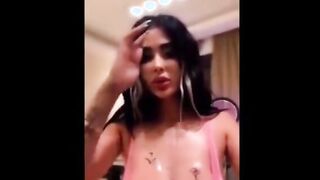 القحبه المغربيه الممحونه طالعه  سكس عراقي لايف نااار اللبوه مسكه علبة الكريم بتفضيها كلها علي بزازها الكبيره وعماله تدعك