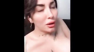المموس الممحونه   سكس مصرميارا النوري قعده فاتحه لايف وبتحكي انها جهزت نفسها لحبيبها اللبوه عماله تهيج نفسهاوتدعك في بزازها