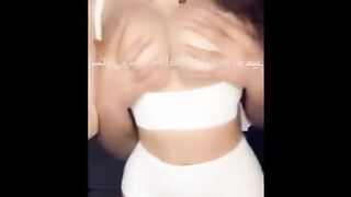 الديوث السعودي مطلع مراته القحبه  سكس مصر لايف نااار وهي لابسه طقم ابيض جامد و نازل لحس ومص في كسها وطيزها نزلت لبنها علي لسانوا